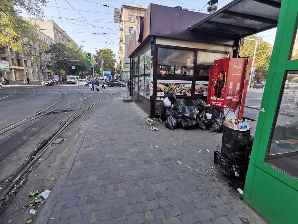 «Крысы хороводы водят»: в Днепре остановку превратили в свалку. Новости Днепра