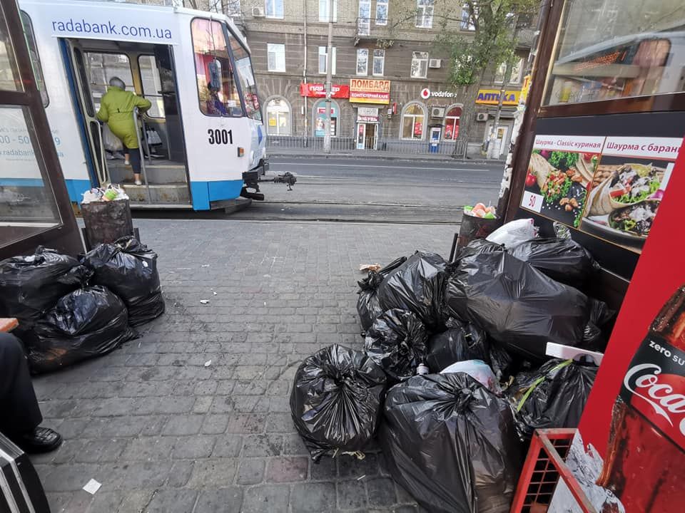 «Крысы хороводы водят»: в Днепре остановку превратили в свалку. Новости Днепра