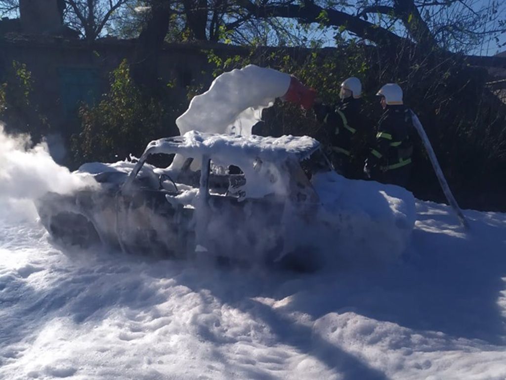 Авто загорелось на дороге: огонь «уничтожил» машину полностью. Новости Днепра