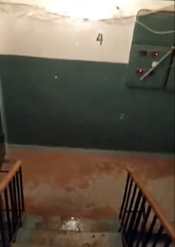 Последствия «качественного» ремонта: в Днепре подъезд залило дождем. Новости Днепра