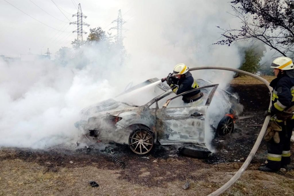 Сгорело полностью: в Днепре авто на полном ходу слетело в кювет. Новости Днепра