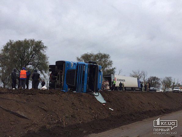 На трассе Днепр-Кривой Рог перевернулась фура: движение заблокировано. Новости Днепра