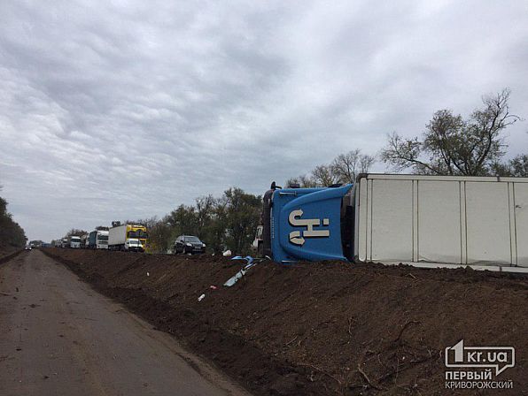 На трассе Днепр-Кривой Рог перевернулась фура: движение заблокировано. Новости Днепра