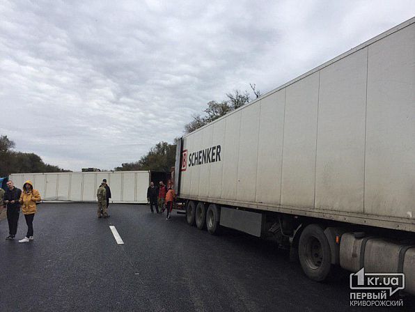 На трассе Днепр-Кривой Рог перевернулась фура: движение заблокировано. Новости Днепра
