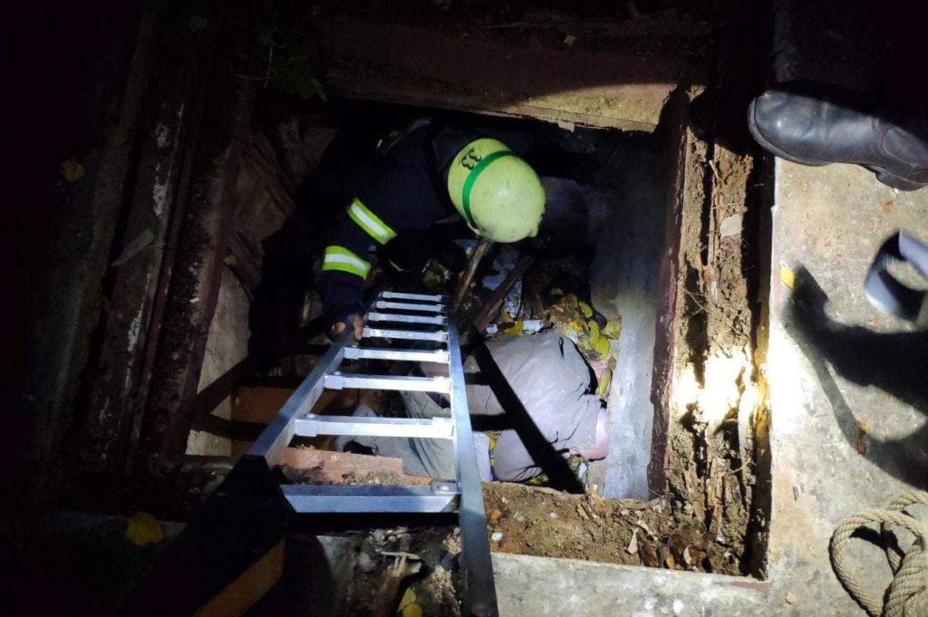 «Провалился»: мужчину спасали 4 людей. Новости Днепра