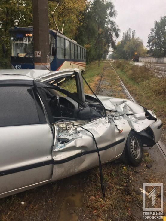 Столкнулись автомобиль и трамвай. Новости Днепра