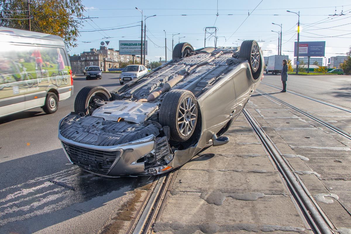 В Днепре перевернулось авто: движение заблокировано. Новости Днепра