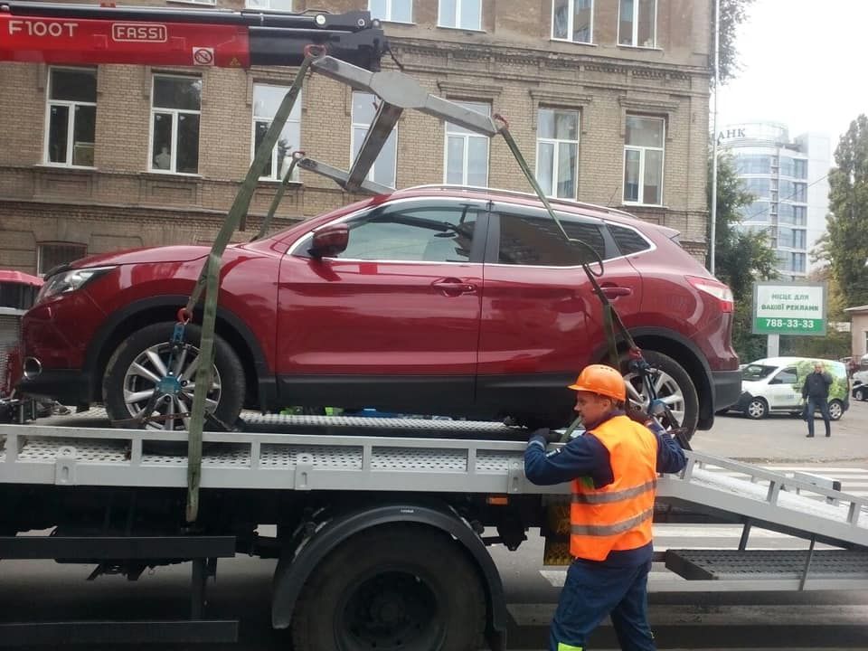 В Днепре массово эвакуируют автомобили: что случилось. Новости Днепра