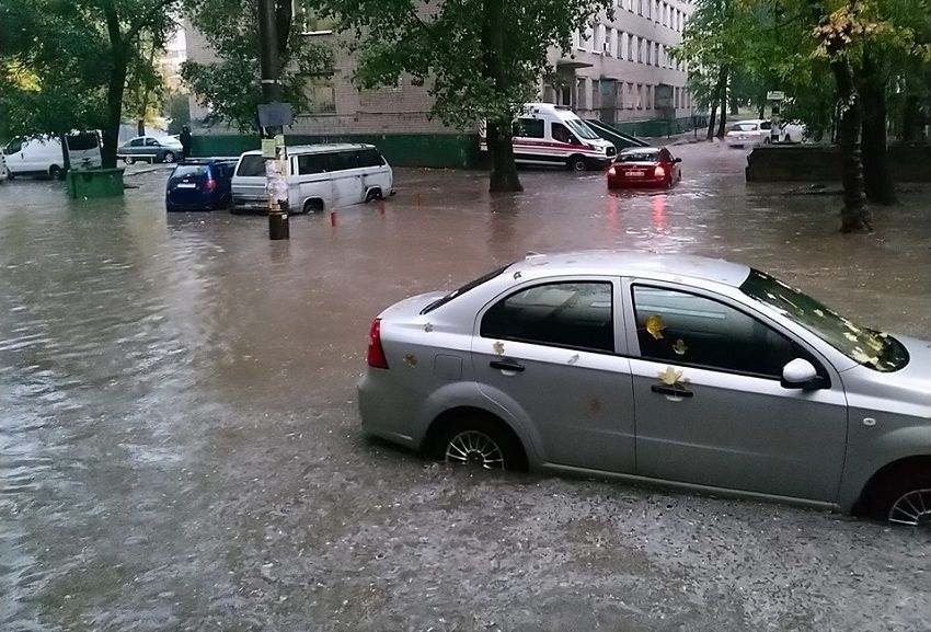 В Днепре улицы превратились в реки. Новости Днепра