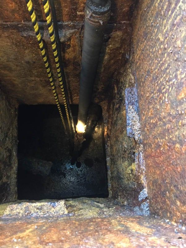 В Днепре из-под земли спасали котенка. Новости Днепра