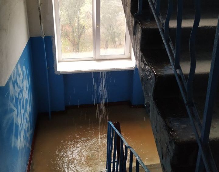 «Утопительный сезон»: в Днепре подъезд залило водой. Новости Днепра
