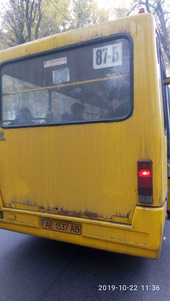 «Я спешу»: в Днепре водитель маршрутки придавил дверью женщину и ребенка. Новости Днепра