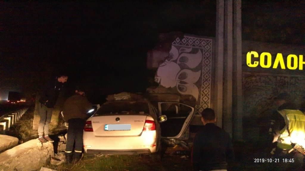 Под Днепром авто врезалось в стелу: водитель погиб. Новости Днепра