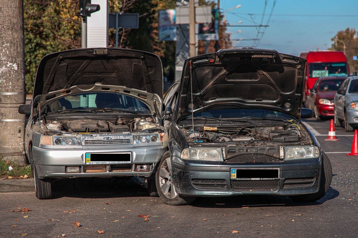 Мужчину увезли на носилках: в Днепре разбились 2 автомобиля. Новости Днепра