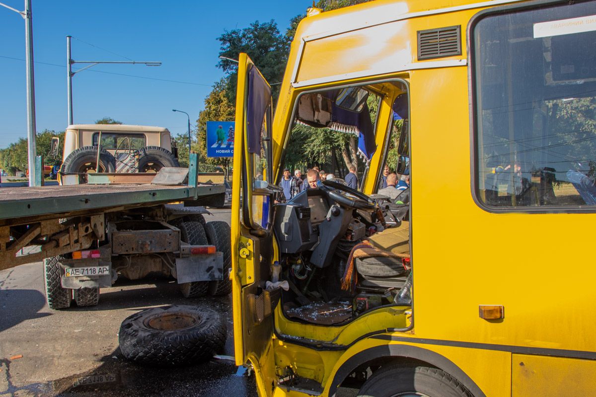 Маршрутка врезалась в грузовик: пострадавшая нуждается в помощи. Новости Днепра