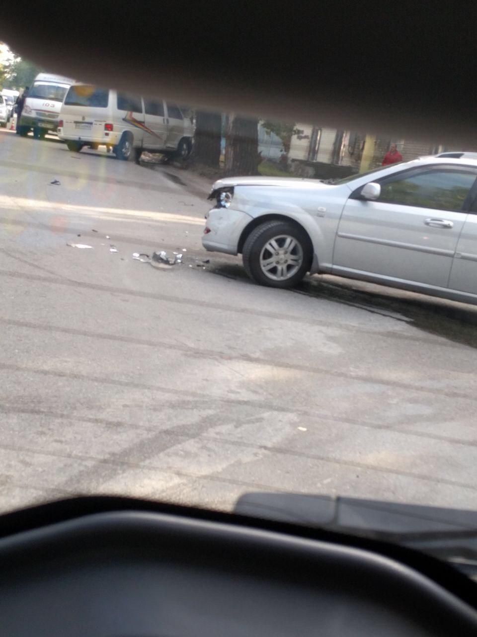 «Влетел в дерево»: из-за ДТП в Днепре перекрыта улица. Новости Днепра