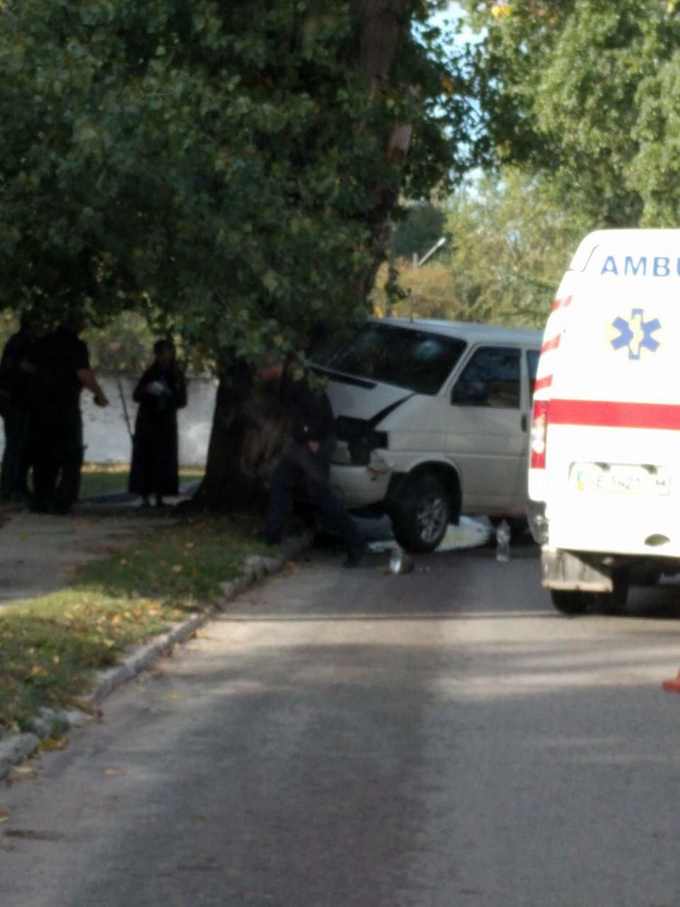 «Влетел в дерево»: из-за ДТП в Днепре перекрыта улица. Новости Днепра