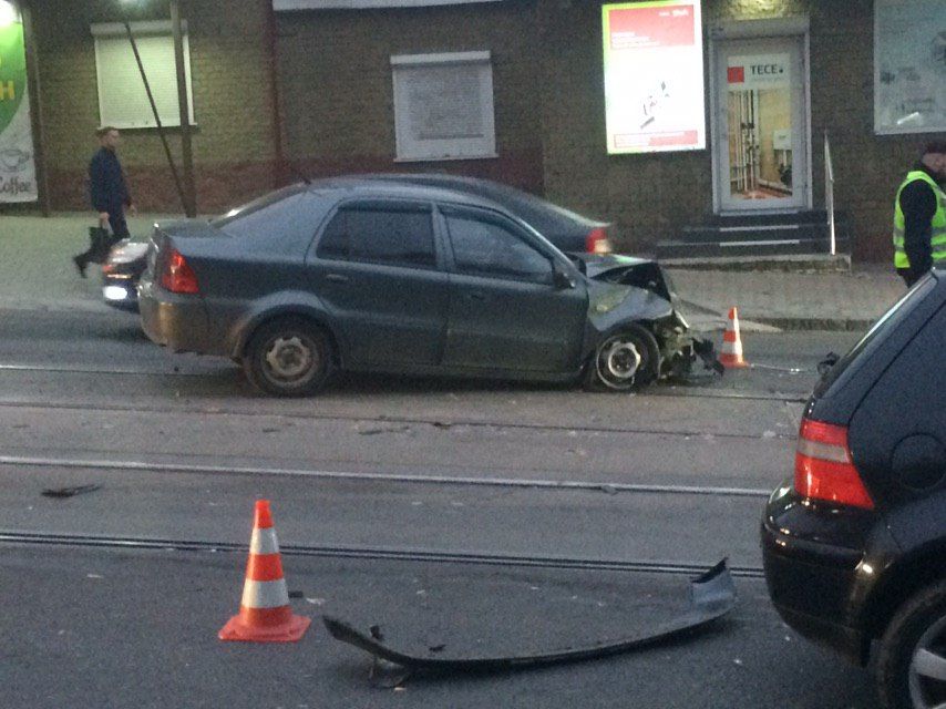 Жесткое столкновение двух авто: Днепр стоит в пробках. Новости Днепра