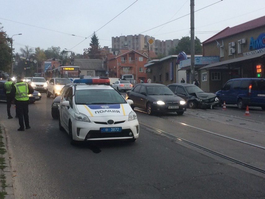 Жесткое столкновение двух авто: Днепр стоит в пробках. Новости Днепра