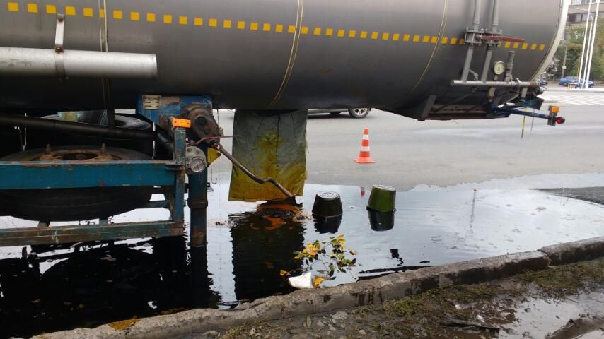 ЧП в Днепре: из цистерны вытекает неизвестное вещество. Новости Днепра