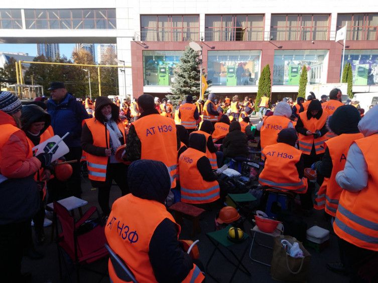 «До победного конца»: в Днепре продолжается митинг под «ПриватБанком». Новости Днепра