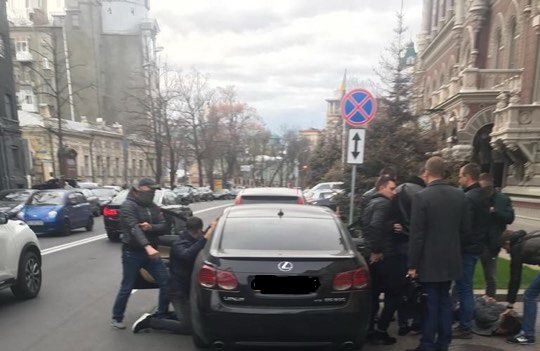 50 тысяч долларов за «решение вопроса»: сотрудник НБУ попался на взятке. Новости Украины