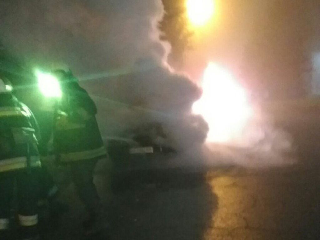 Тушили 4 спасателей: в центре города вспыхнуло авто. Новости Днепра