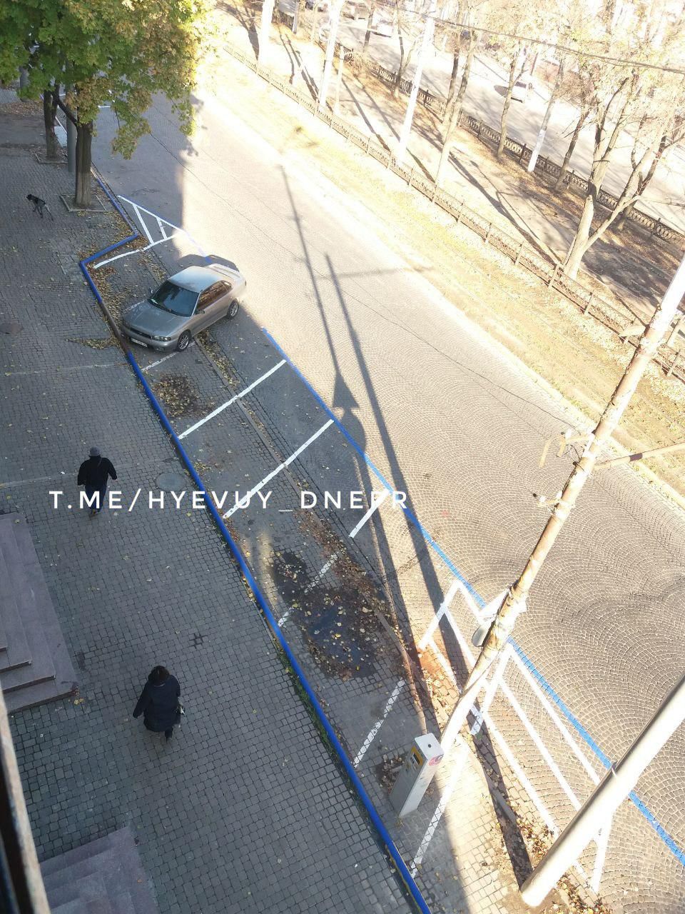 «Качественная» парковка: разметку нанесли прямо вокруг машины и луж. Новости Днепра