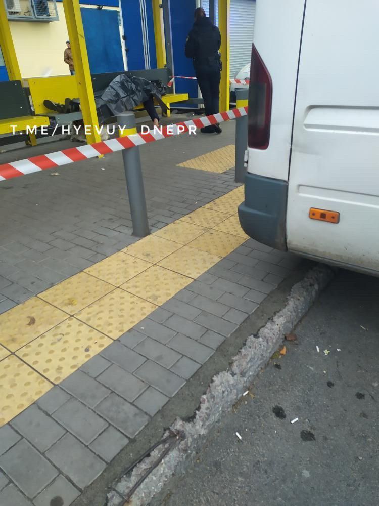 В Днепре найден труп прямо на остановке. Новости Днепра