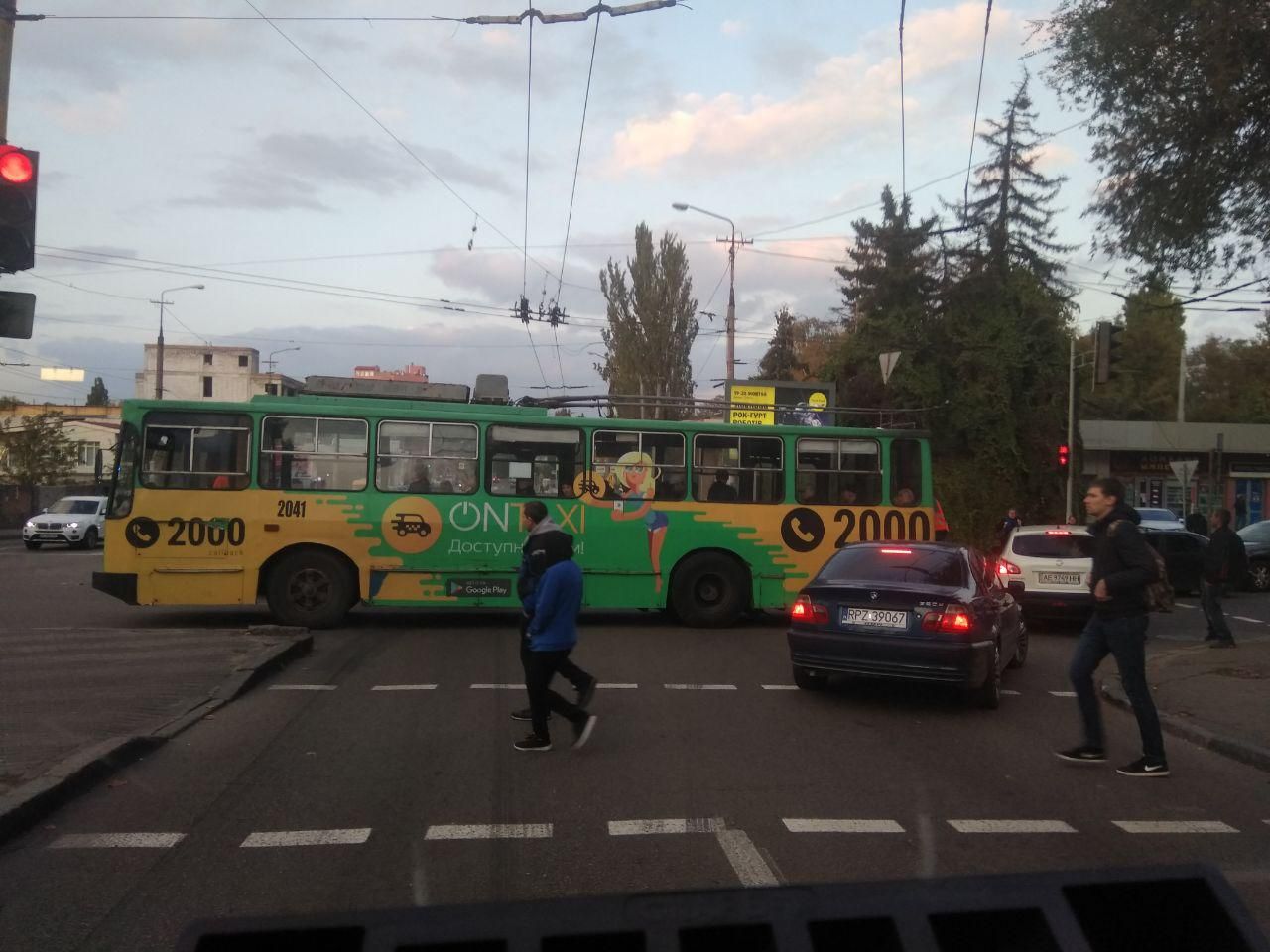 Заблокирован проспект: ДТП с троллейбусом в Днепре. Новости Днепра