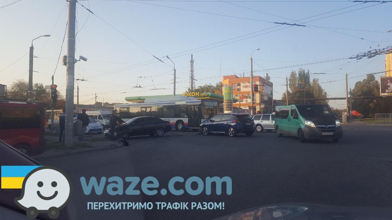 Запчасти разбросало по дороге: Днепр в пробках из-за ДТП. Новости Днепра