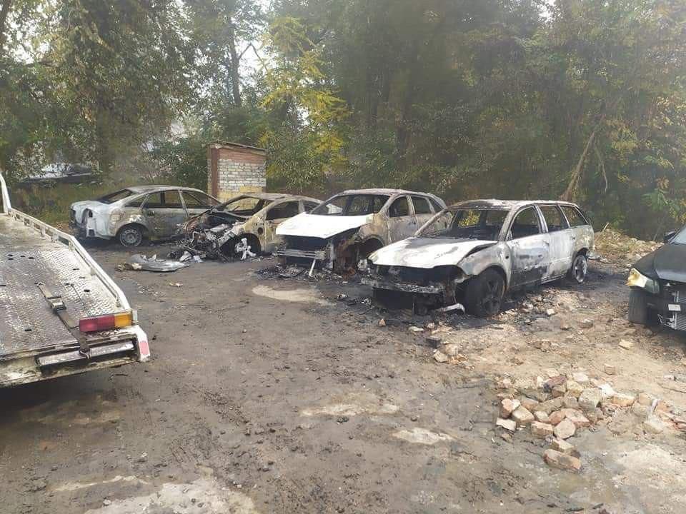 Пожар на стоянке в Днепре: сгорели 4 автомобиля. Новости Днепра