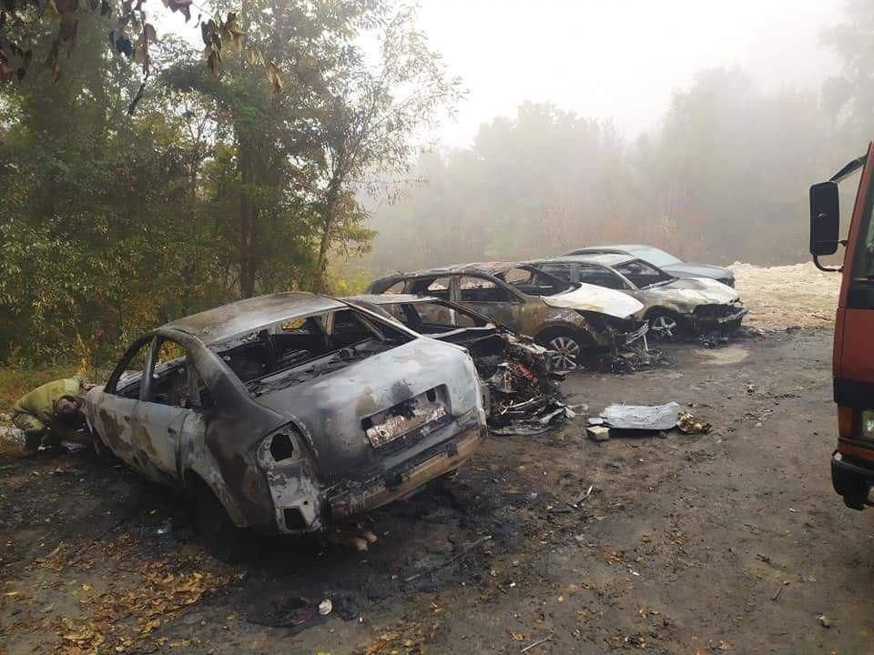 Пожар на стоянке в Днепре: сгорели 4 автомобиля. Новости Днепра