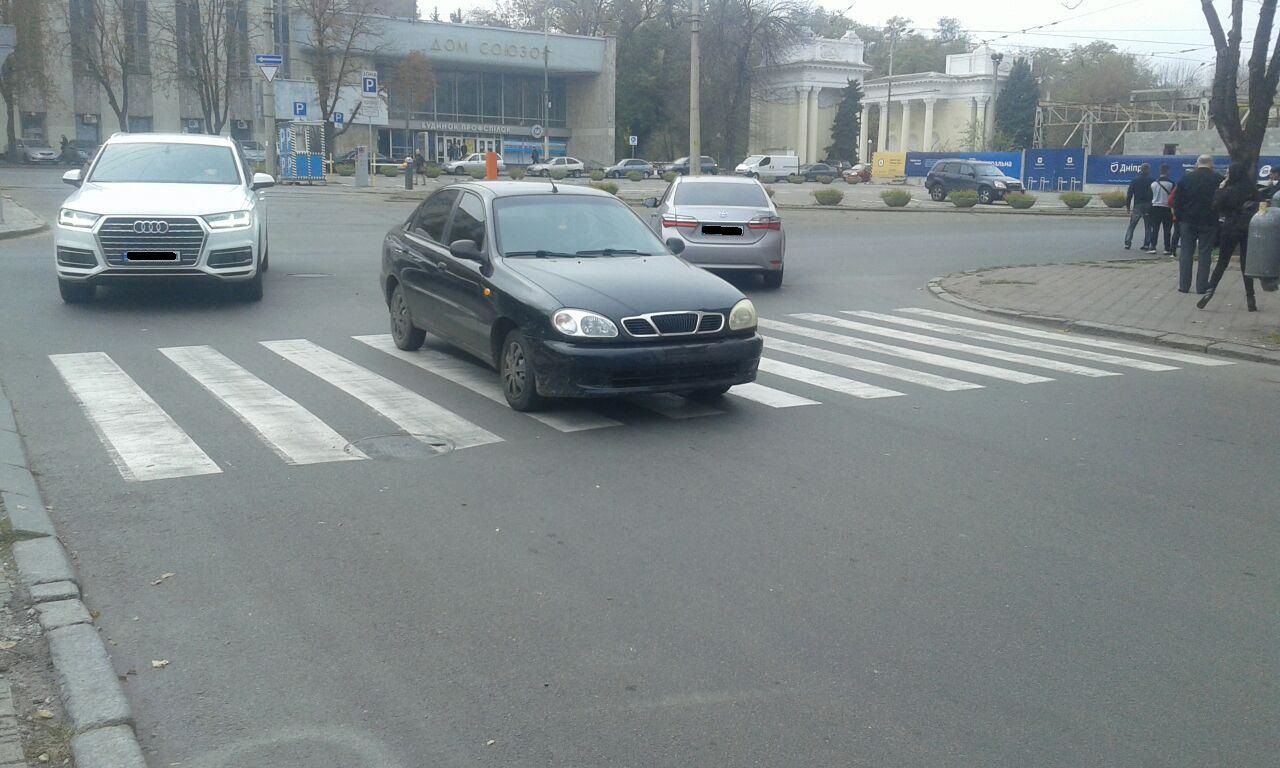 Тройное ДТП в центре Днепра: образовываются пробки, на дороге стекла. Новости Днепра