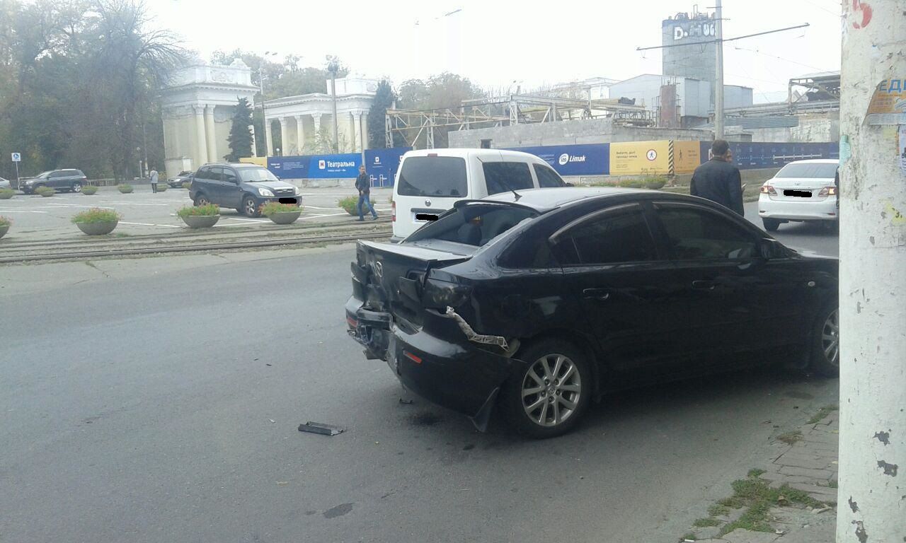 Тройное ДТП в центре Днепра: образовываются пробки, на дороге стекла. Новости Днепра
