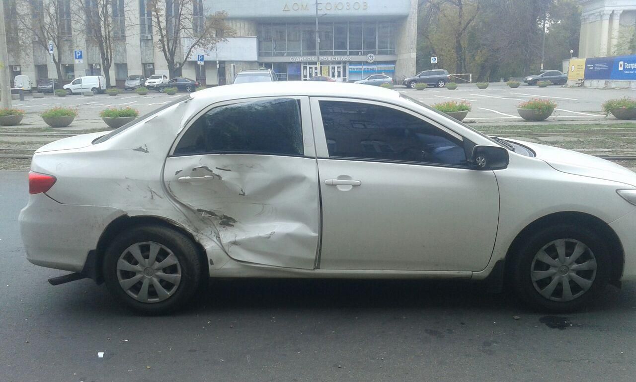 Тройное ДТП в центре Днепра: образовываются пробки, на дороге стекла. Новости Днепра