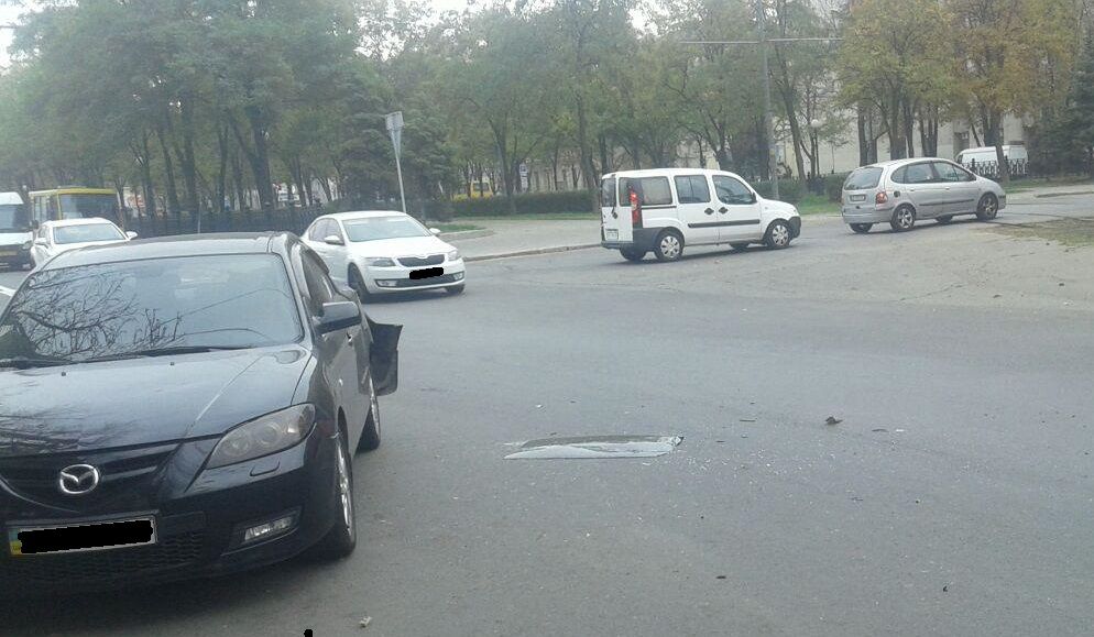 Тройное ДТП в центре Днепра: образовываются пробки, на дороге стекла. Новости Днепра
