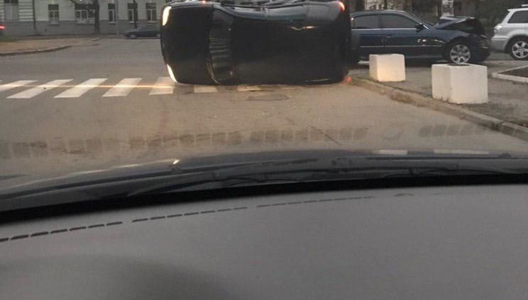 ДТП в Днепре: от удара авто перевернулось. Новости Днепра