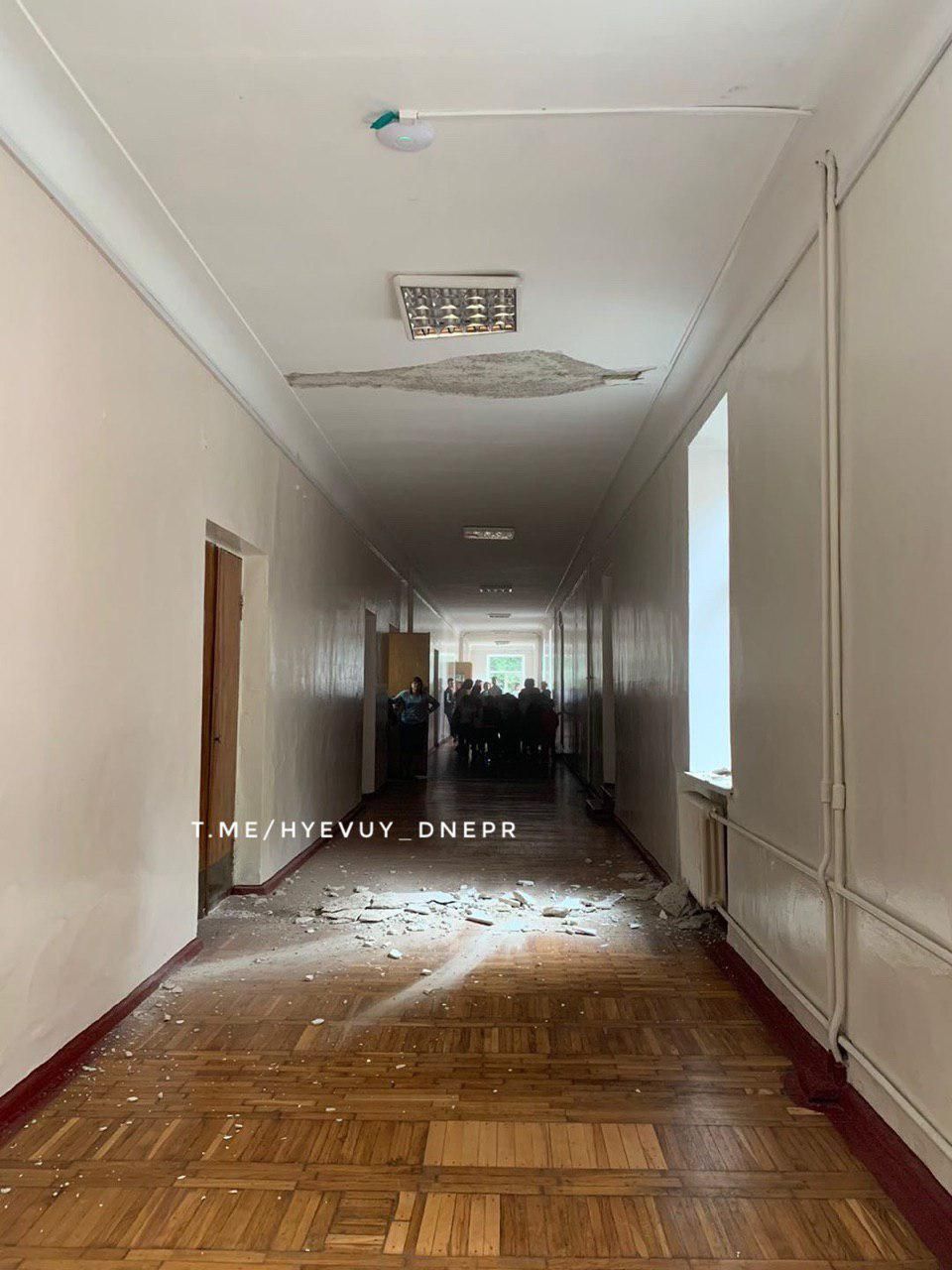 Дети в опасности: в школе Днепра осыпался потолок. Новости Днепра