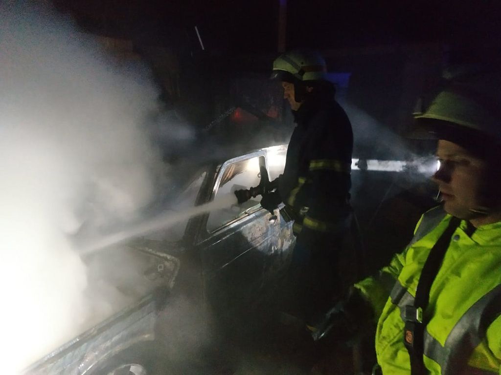 Пожар на территории дома: гараж с автомобилем сгорели полностью, а хозяин госпитализирован. Новости Днепра