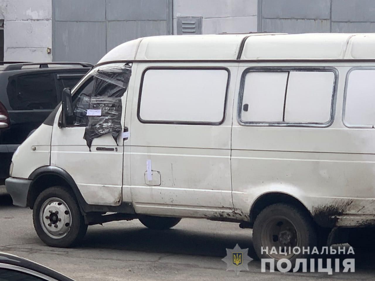 В Днепре полицейского протащили на капоте микроавтобуса. Новости Днепра