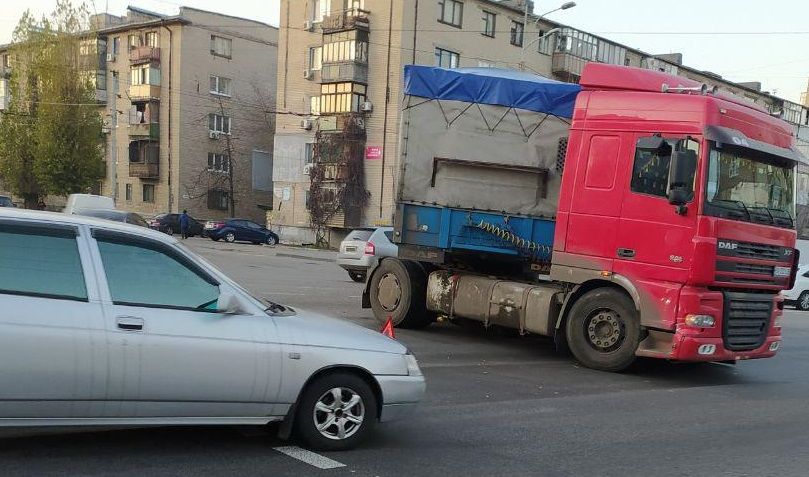 В Днепре фура сломалась посреди проспекта. Новости Днепра