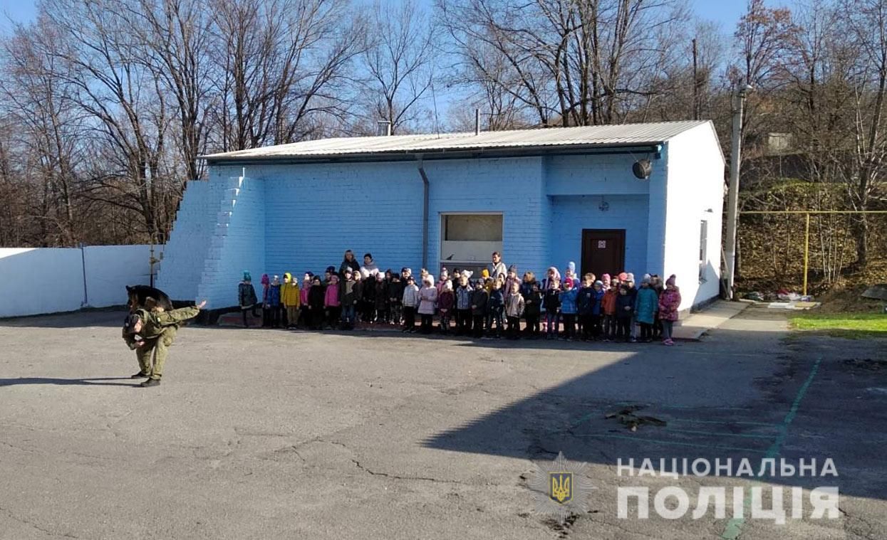 Школьникам Днепра показали, как тренируют служебных собак. Новости Днепра