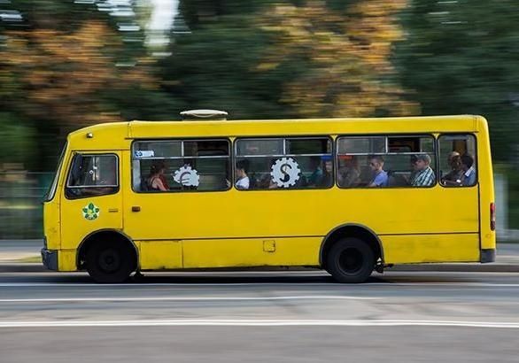 Опасная поездка: дебошир разбил стекло в маршрутке и устроил драку с пассажирами и водителем. Новости Днепра