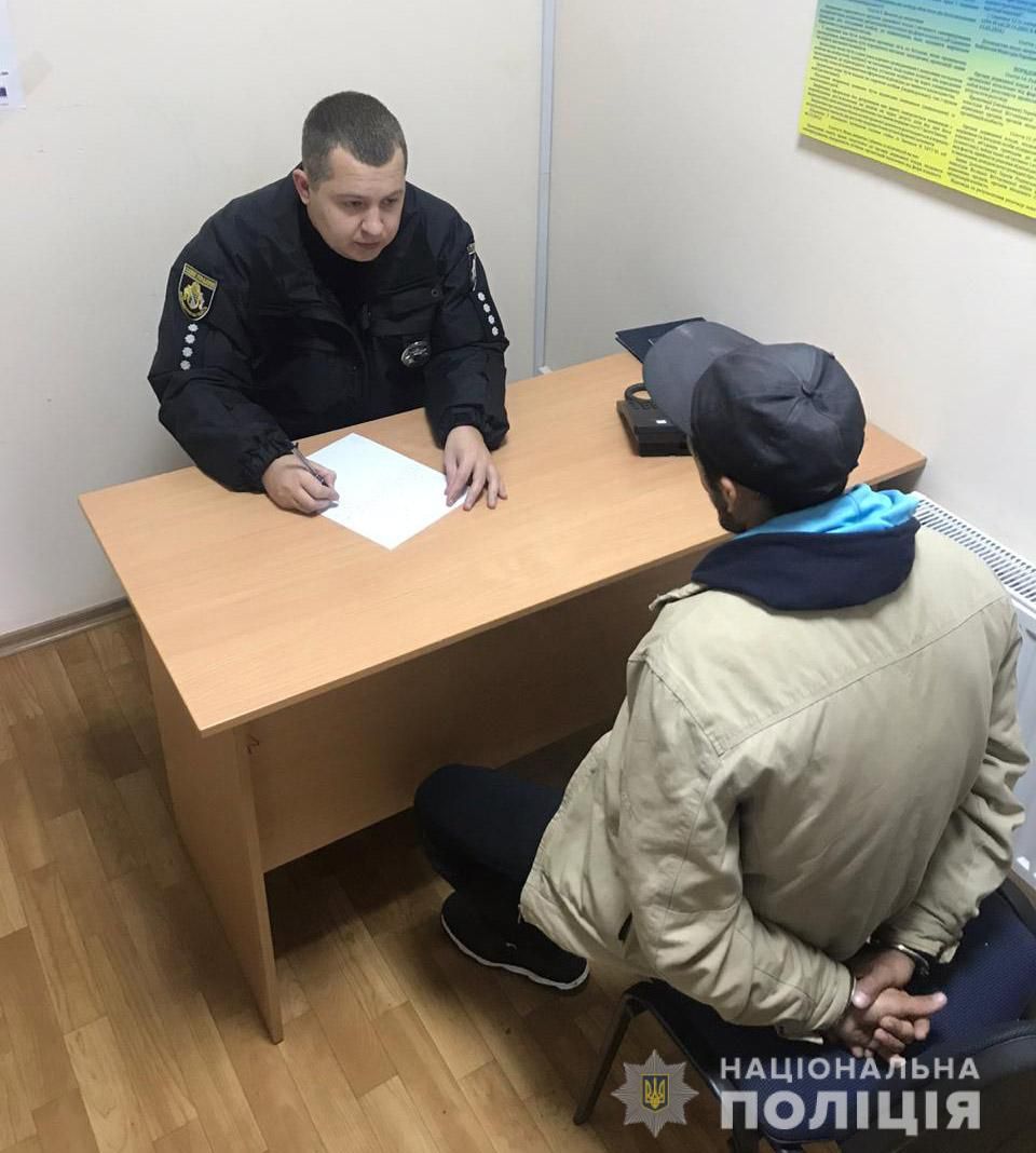 «Требовал деньги»: грабитель избил женщину, а после пытался сбежать. Новости Днепра