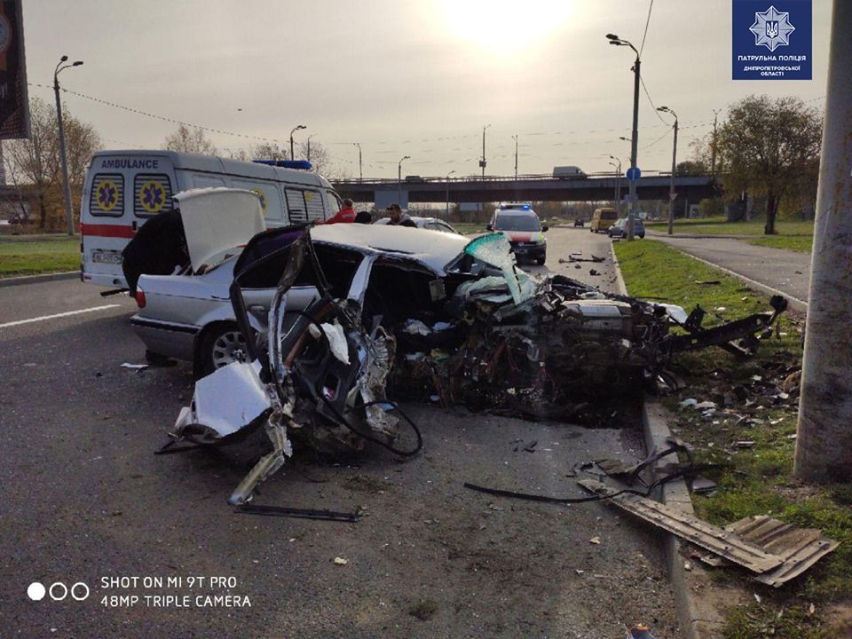 В Днепре автомобиль с детьми влетел в столб. Новости Днепра