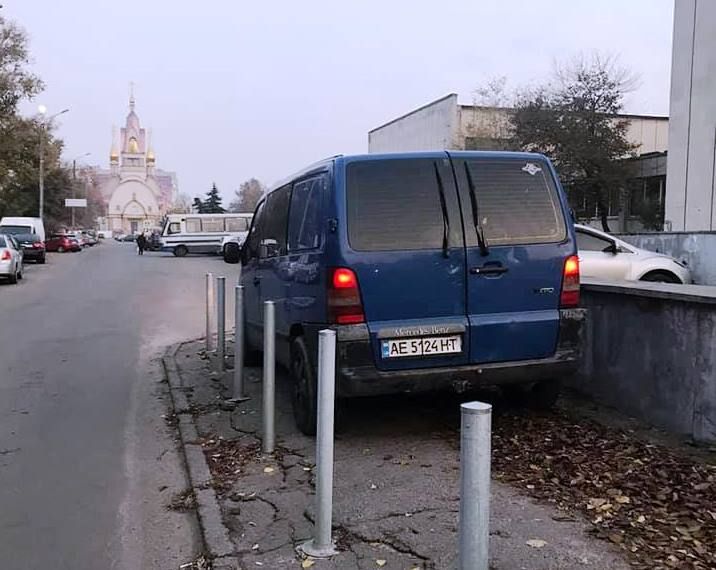 «Антигерой парковки»: в Днепре «автохам» заблокировал дорогу пешеходам. Новости Днепра