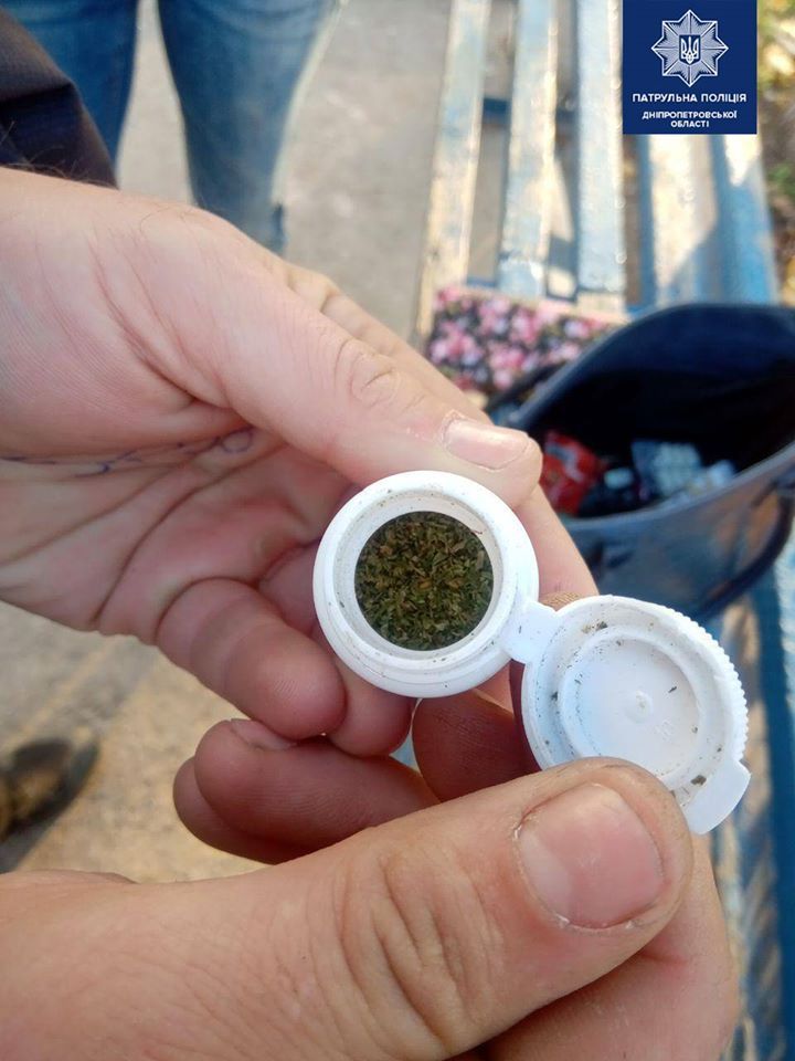 «Пьяный выходной»: днепрянки распивали алкоголь на детской площадке. Новости Днепра