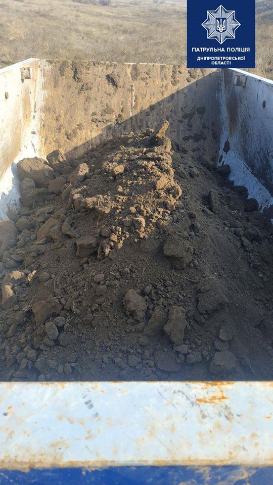 Мужчины пытались «украсть» землю. Новости Днепра