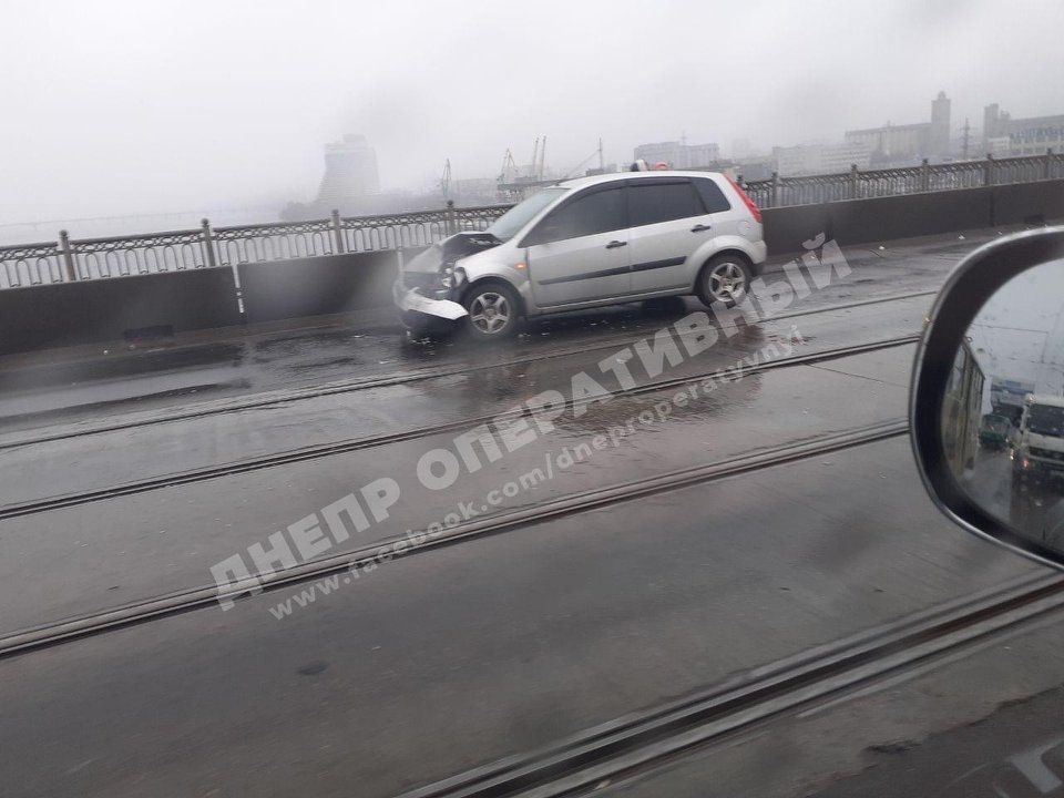 ДТП на мосту в Днепре: переправа стоит в пробках. Новости Днепра